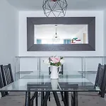 Riverside Apartment In Triana (2Bdr, Ac&Wifi)